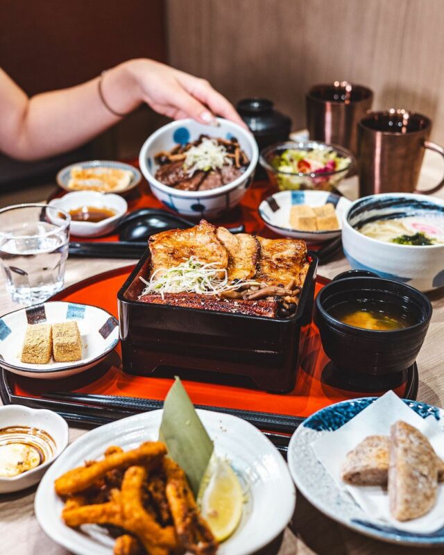 【💯本店自慢の逸品🍱】

#炙之御賞祭 系列當中嘅本店名物ABURI-EN豚肉•鰻魚雙拼飯 ，採用北海道十勝豚肉嘅肉眼部分🐷，肉眼塗上加入咗香蕉蘋果等嘅秘製香甜燒汁，微甜不膩，炙燒過後嘅肉眼入口Juicy有油香🤌🏻；仲有外脆內嫩嘅炙燒鰻魚，味道濃郁滿足~ 配埋宮崎縣嘅一見鍾情米🍚，更能突顯丼飯味道！

另外仲可以試埋我哋全人手製作嘅沖繩風炸豬肉芋蓉餅🥠，軟糯嘅芋蓉配上豬肉炸至香脆，過下口癮都幾好，全日供應架！

餐目詳情: https://bit.ly/4d6P6SL
套餐均配味噌湯、是日甜品及飲品

<炙之御賞祭> 供應時間
📍星期一至五 11:30 - 22:00 (利東街除外)

📸 @foodinhk

==================================
分店地址：
📍MOKO 📍荷里活廣場 📍時代廣場 📍利東街 📍新城市廣場 📍The Lohas 📍YOHO 📍V City 📍荃灣廣場 📍圍方
詳細分店地址請參閱：https://linktr.ee/aburien_hk
營業時間：每日11:30-22:00
即刻Follow我哋：
➡️ Instagram: aburien_hk
➡️ Facebook: aburien.hk
#aburienhk #aburien #炙宴 #丼飯專門店 #日本料理 #丼飯 #HongKong #優惠 #discount #著數 #jetso #新品推介
