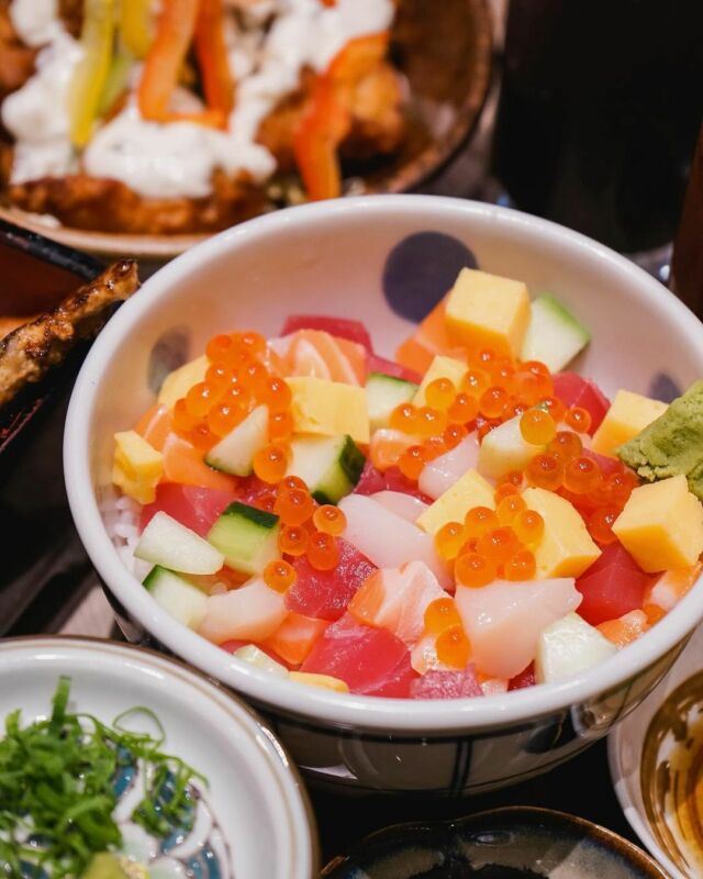 【幸せの二重丼 一 次嚐盡七品美食🎐】

「炙．宴ABURI-EN」早前推出嘅 #幸せの二重丼 得到唔少食客好評，一個價錢就可以食到2款主食！☀️炎炎夏日最啱食返啲透心涼美食，今期為大家推介🐟 #角切魚生丼配烏冬，滿滿嘅雜錦角切魚生鋪係飯面上，仲有冰凍彈牙嘅烏冬，絕對係各位嘅消暑飽肚之選！🌬️

餐目詳情: https://bit.ly/4aVIhBy
套餐附上味噌湯、沙律、沖繩豬肉煎餃兩件、甜品及飲品。

<幸せの二重丼> 供應時間 (只限堂食)
📍星期一至五 11:30 - 22:00

📸 @f_photography22

==================================
分店地址：
📍MOKO 📍荷里活廣場 📍時代廣場 📍利東街 📍新城市廣場 📍The Lohas 📍YOHO 📍V City 📍荃灣廣場 📍圍方
詳細分店地址請參閱：https://linktr.ee/aburien_hk
營業時間：每日11:30-22:00
即刻Follow我哋：
➡️ Instagram: aburien_hk
➡️ Facebook: aburien.hk
#aburienhk #aburien #炙宴 #丼飯專門店 #日本料理 #丼飯 #HongKong #優惠 #discount #著數 #jetso #新品推介