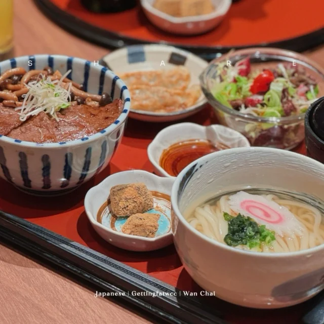 【大満足💮幸せの二重丼份量十足】

最近收到好多查詢問我哋 #幸せの二重丼 有咁多嘢食，價錢同平時差唔多，係咪變相每樣份量都好少?🤔
🔊小編可以同大家保證，食過嘅客人都一致話份！量！十！足！絕無欺場！
「炙．宴ABURI-EN」提供1個價錢，2個主食，成個餐食盡6大美食，快啲把握機會嚟各分店啦！

餐目詳情: https://bit.ly/4aVIhBy
套餐附上味噌湯、沙律、沖繩豬肉煎餃兩件、甜品及飲品。

<幸せの二重丼> 供應時間 (只限堂食)
📍新城市廣場、圍方：星期一至五 11:30 - 17:00
📍其他分店：星期一至五 11:30 - 22:00

📸  @gettingfatwcc 

==================================
分店地址：
📍MOKO 📍荷里活廣場 📍時代廣場 📍利東街 📍新城市廣場 📍The Lohas 📍YOHO 📍V City 📍荃灣廣場 📍圍方
詳細分店地址請參閱：https://linktr.ee/aburien_hk
營業時間：每日11:30-22:00
即刻Follow我哋：
➡️ Instagram: aburien_hk
➡️ Facebook: aburien.hk
#aburienhk #aburien #炙宴 #丼飯專門店 #日本料理 #丼飯 #HongKong #優惠 #discount #著數 #jetso #新品推介