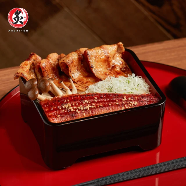【🪄一個丼飯滿足兩個願望🍱】

本店名物🥇ABURI-EN豚肉•鰻魚雙拼飯 ，採用北海道十勝豚肉嘅肉眼部分🐷，肉眼塗上加入咗香蕉蘋果等嘅秘製香甜燒汁，微甜不膩，炙燒過後嘅肉眼入口Juicy有油香🤌🏻而鰻魚外層帶微微焦香，內裡嫩滑無比，雙重滋味配搭宮崎縣一見鍾情米🍚，無論係外形、香氣、色澤、口感同味道，都會令人一試愛上！

🍽️ABURI-EN豚肉•鰻魚雙拼飯 $118
套餐配味噌湯、是日甜品及飲品

<炙之御賞祭> 供應時間
📍星期一至五 11:30 - 22:00 (利東街除外)

📸 @joyjai_foodlife

==================================
分店地址：
📍MOKO 📍荷里活廣場 📍時代廣場 📍利東街 📍新城市廣場 📍The Lohas 📍YOHO 📍V City 📍荃灣廣場 📍圍方
詳細分店地址請參閱：https://linktr.ee/aburien_hk
營業時間：每日11:30-22:00
即刻Follow我哋：
➡️ Instagram: aburien_hk
➡️ Facebook: aburien.hk
#aburienhk #aburien #炙宴 #丼飯專門店 #日本料理 #丼飯 #HongKong #優惠 #discount #著數 #jetso #新品推介