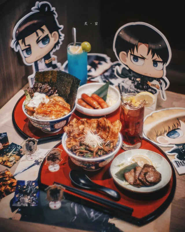 追巨fans❤️ 《進擊の巨人》完結篇即將上映!!

《進擊の巨人》完結篇將在1月16日起在各大戲院上映! 趁住呢週末，嚟炙·宴ABURI-EN同180米高《進擊の巨人》佈景和和Q版造型調查兵團打卡、試下主題餐目、買周邊熱下身先啦。

凡惠顧《進擊の巨人》餐目，即送收藏卡一張，4款收藏卡還原經典場面，仲可以加$20換購精美角色立牌一個，數量有限！惠顧主題丼飯加送主題枱墊，升級餐飲額外送多一張收藏卡! 另外，仲有聯乘T恤同環保袋可以加購，各位進巨fans 準備獻出心臟朝聖吧！
《進擊の巨人》餐目:  https://linktr.ee/aburien_hk 

Photo credit @marcosora

聯乘 T恤只在屯門Vcity , 圍坊及荷里活廣場分店有售
分店地址📍MOKO 📍荷里活廣場 📍時代廣場 📍新城市廣場 📍YOHO 📍V City 📍荃灣廣場 📍圍方
營業時間：每日11:30-22:00
#炙宴 #aburien #進擊的巨人 #進擊の巨人 #AttackonTitan #aburienhk #丼飯專門店 #日本料理 #丼飯 #HongKong #新品推介